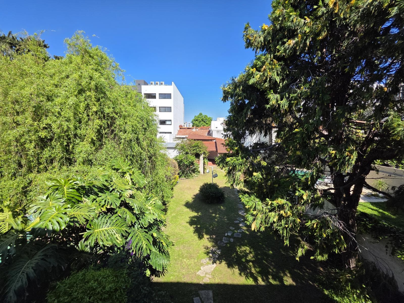 VENTA Casa de 3 niveles sobre lote de casi 500 m² Villa Devoto, con gran parque, quincho y cochera