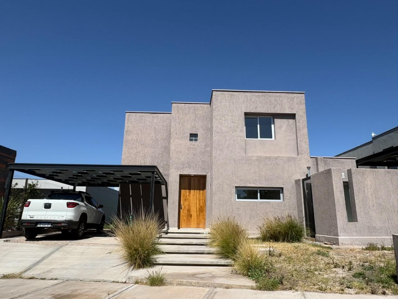 Casa en alquiler de 2 plantas - Barrio La Bastilla