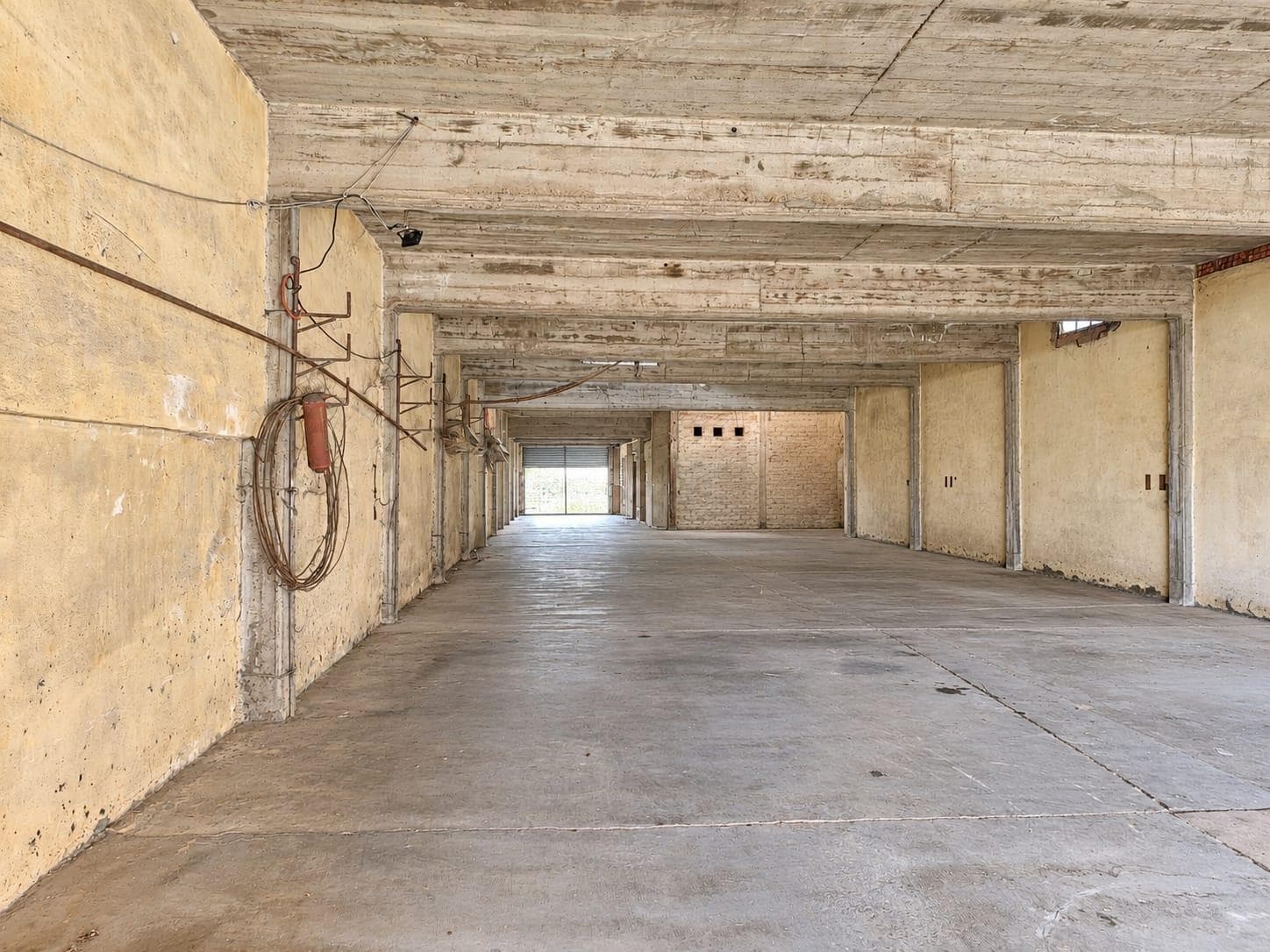 Gran Galpón con deposito y local al frente 535 m2 a 4 cuadras de la estación de Villa Bosch