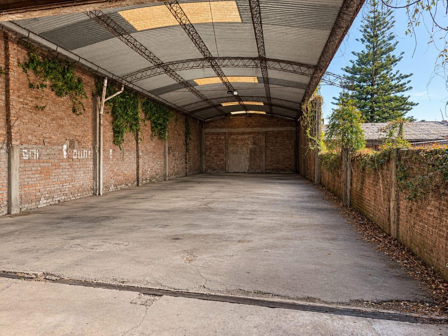 Gran Galpón con deposito y local al frente 535 m2 a 4 cuadras de la estación de Villa Bosch