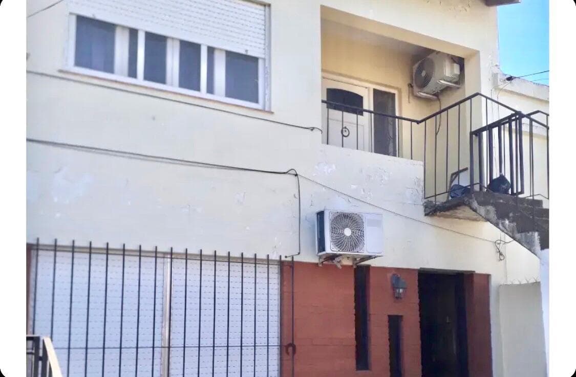 Casa de lote propio desarrollada con 3 viviendas - Troncos del Talar