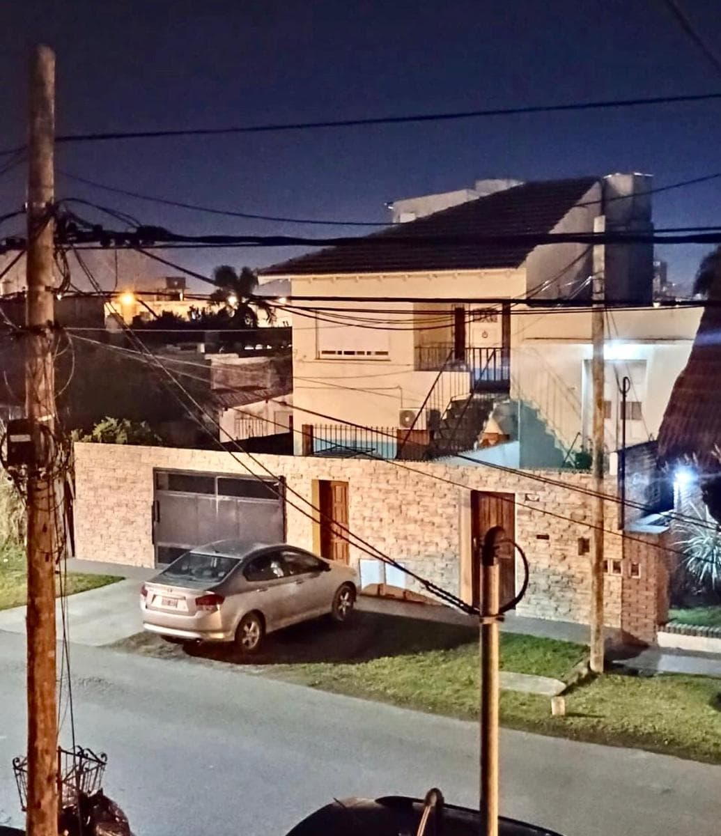 Casa de lote propio desarrollada con 3 viviendas - Troncos del Talar