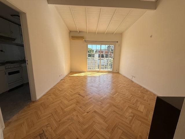 Alquiler Departamento 2 ambientes c/cochera al frente en San Isidro
