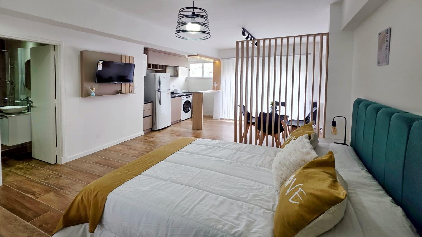 Monoambiente al frente con balcón, zona Aldrey