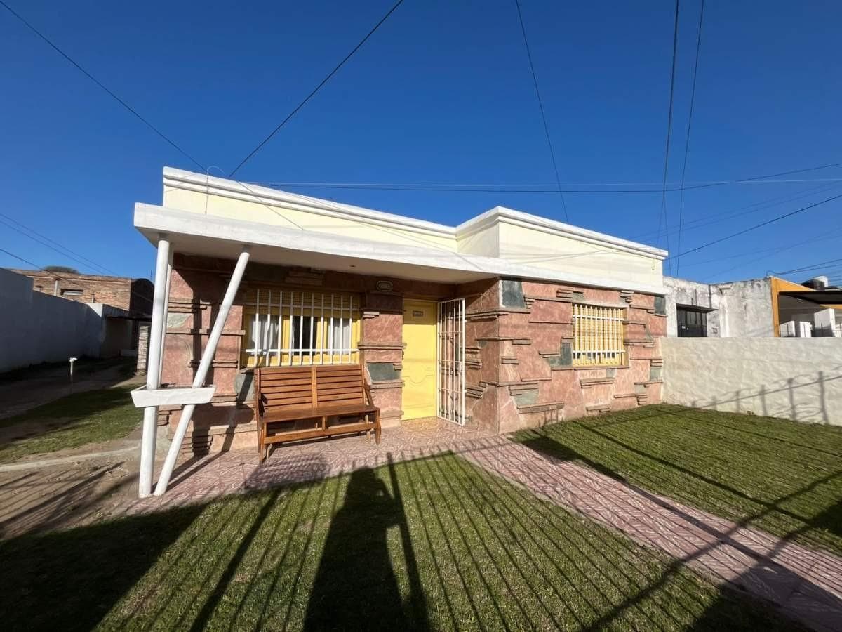 Venta casa + dos departamentos IDEAL INVERSOR PRIMERO DE MAYO