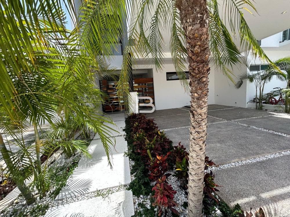 Aqua Residencial: Brand-New House for Sale