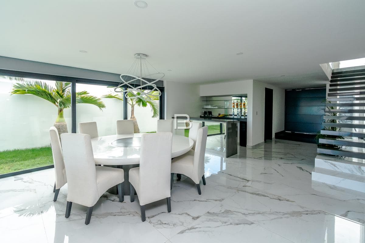 PokTaPok House for Sale with a Dock