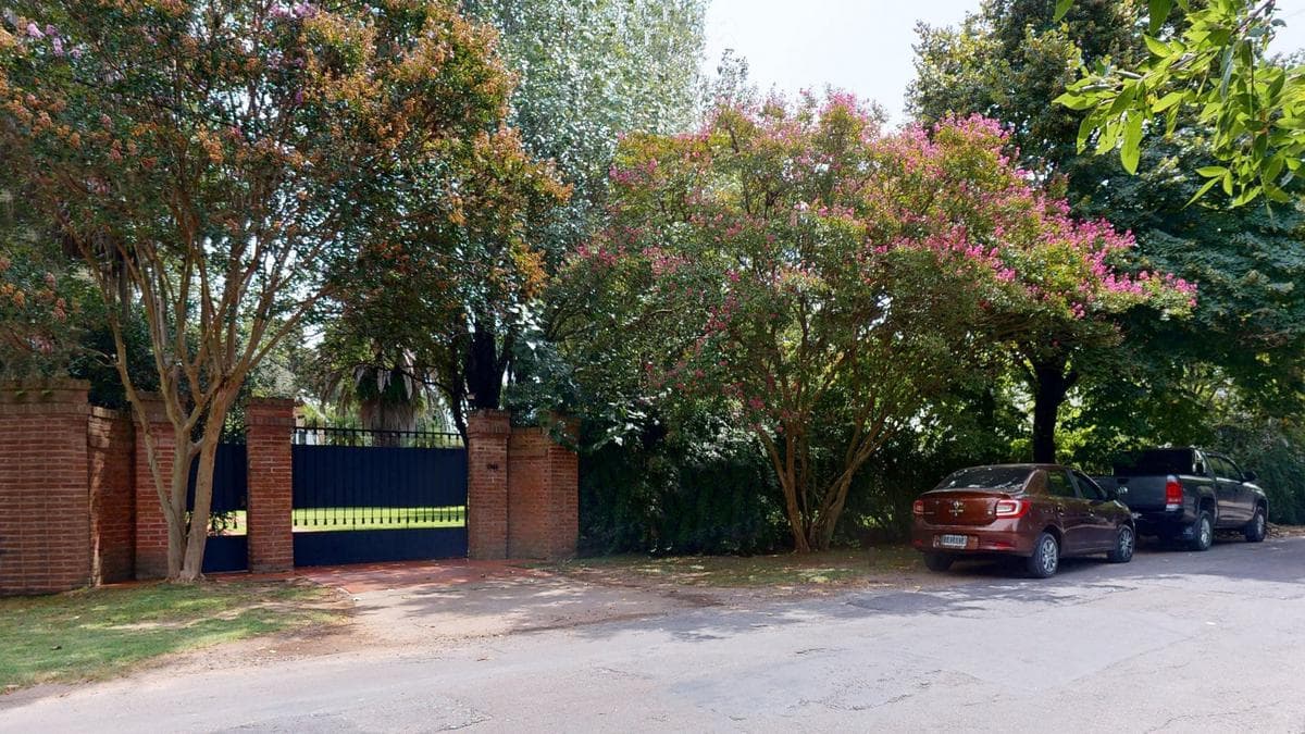 House for sale in Gonnet: 485 between 20th and 21st. Lot size: 30 x 60. 370 m² of floor space. Excellent condition. Pool