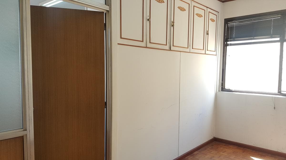 BRIGHT, UPPER-FLOOR OFFICE FOR SALE - SAN NICOLÁS - READY TO USE - SCHOOL OF ECONOMIC SCIENCES