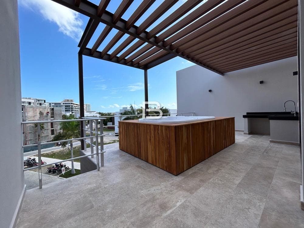 Puerto Cancun House for Sale in La Laguna 1
