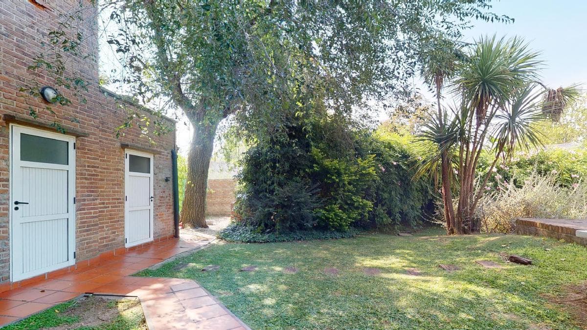 House for sale in Gonnet: 485 between 20th and 21st. Lot size: 30 x 60. 370 m² of floor space. Excellent condition. Pool