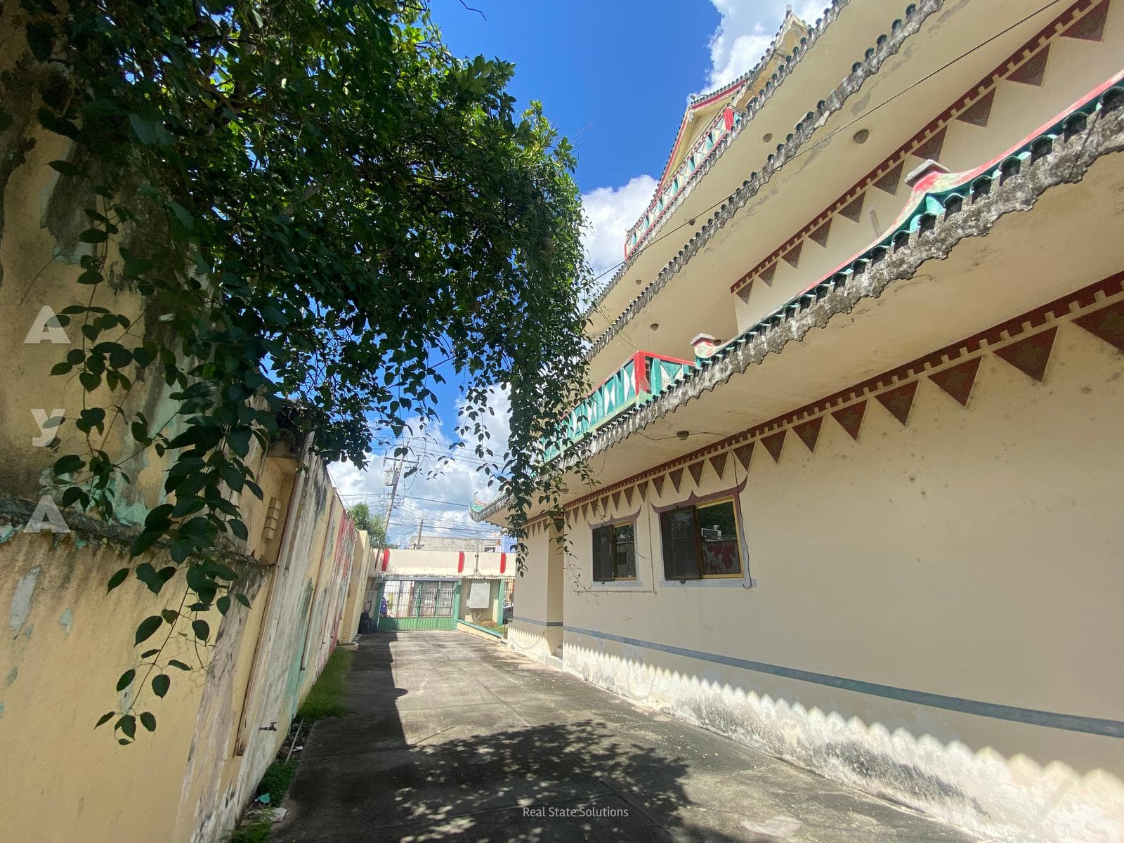 House for Sale, ORIGINAL CHINESE STYLE, 5 Bedrooms, Pool, Basketball Court, Valladolid, Yucatán