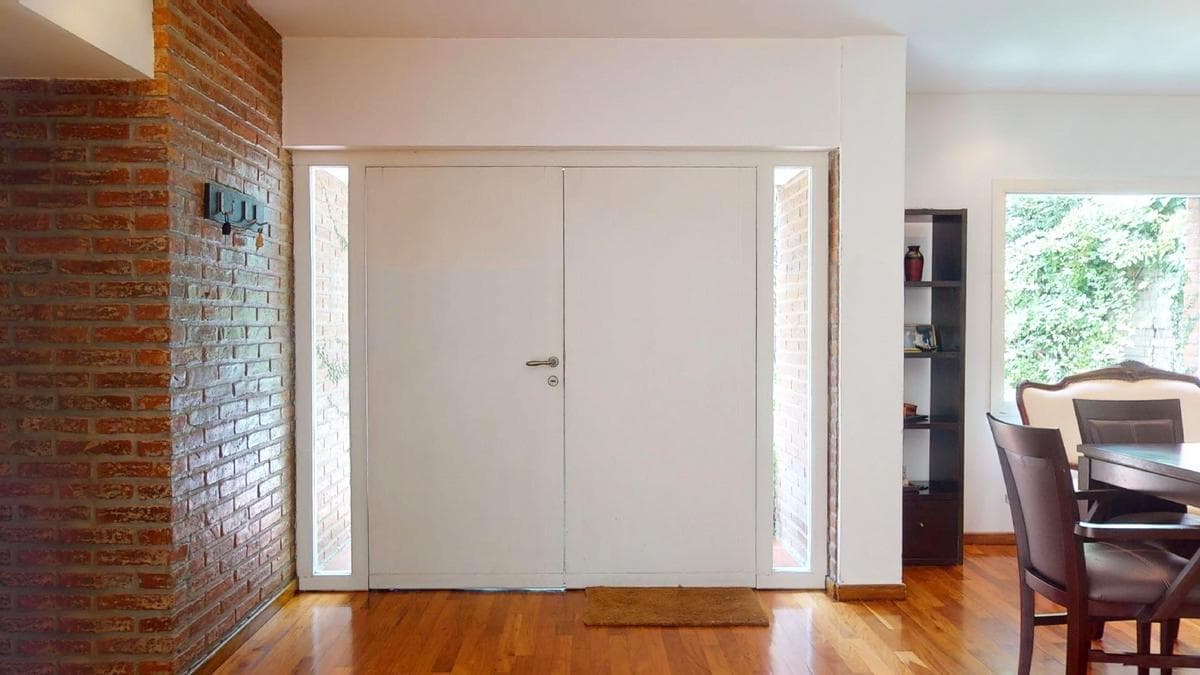 House for sale in Gonnet: 485 between 20th and 21st. Lot size: 30 x 60. 370 m² of floor space. Excellent condition. Pool