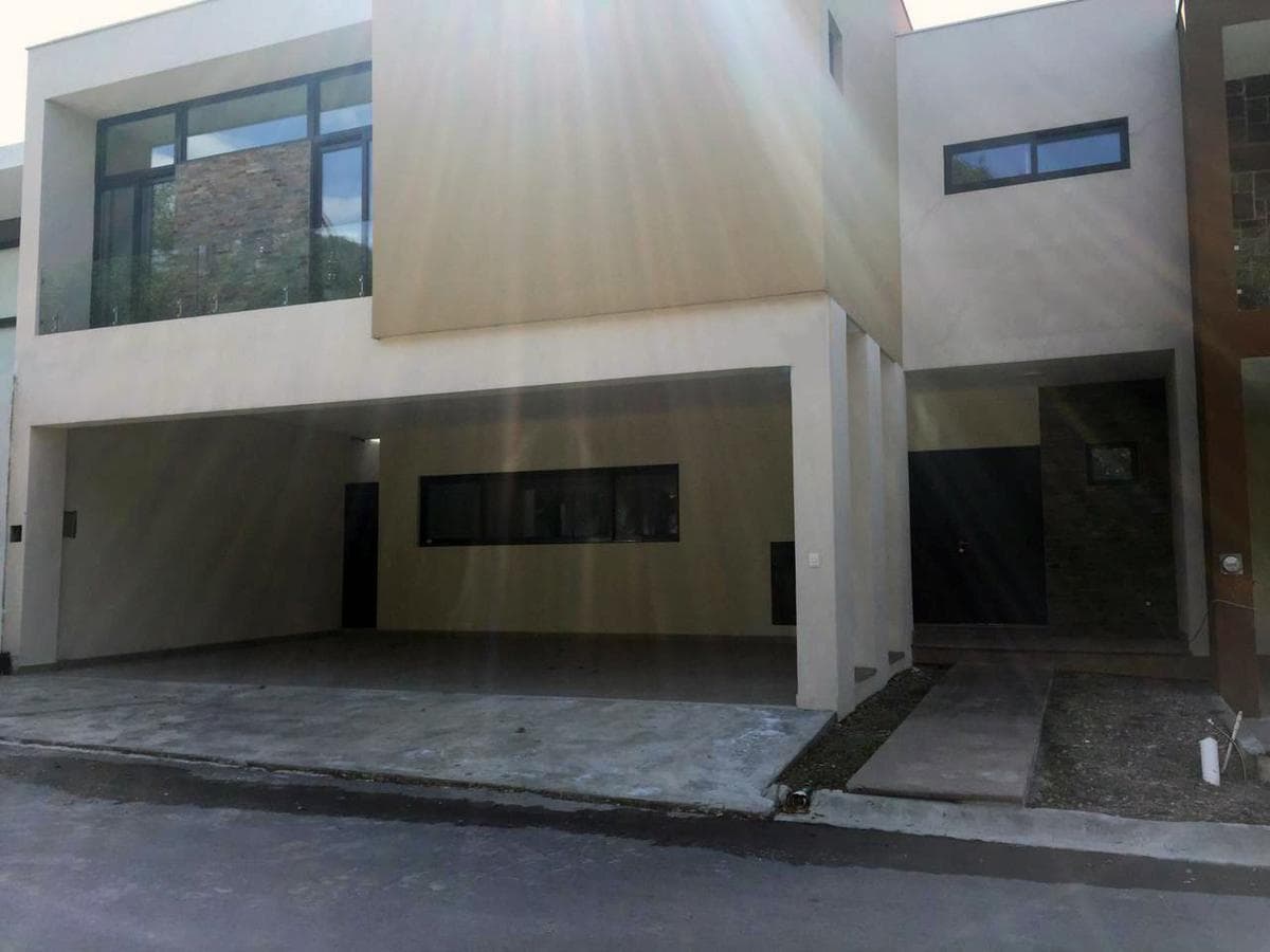 HOUSE FOR SALE IN LA JOYA RESIDENCIAL