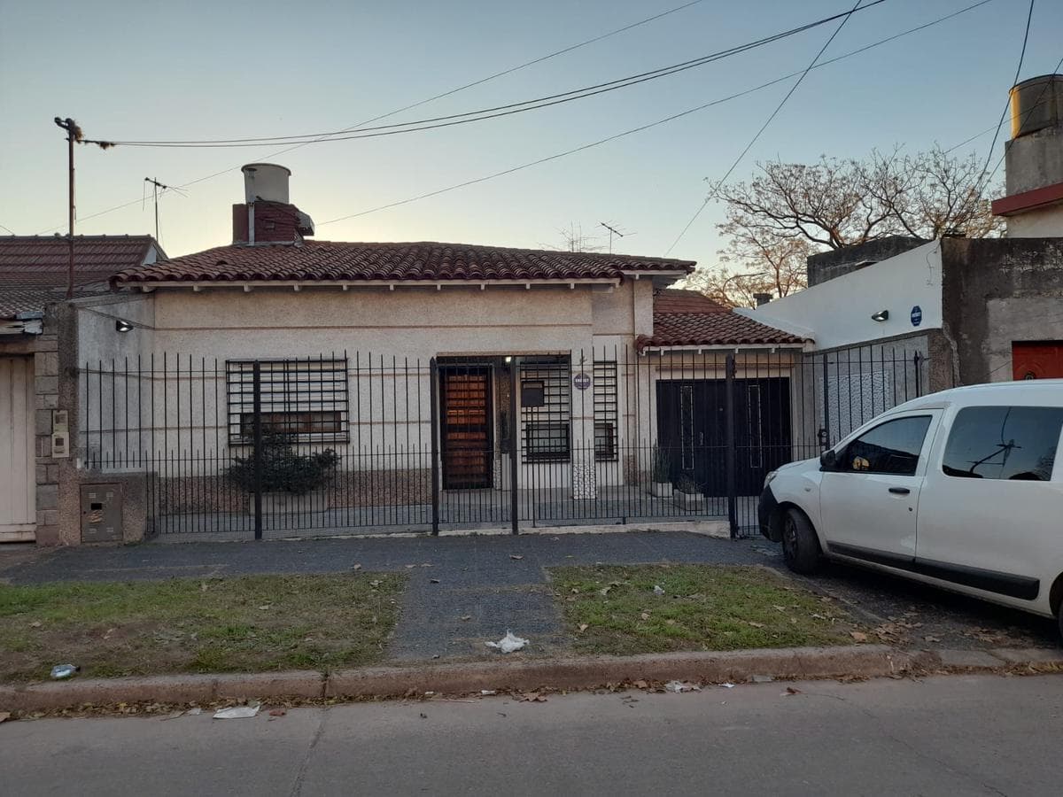 For Sale/Trade: 3-room house with 3 parking spaces in Don Bosco.