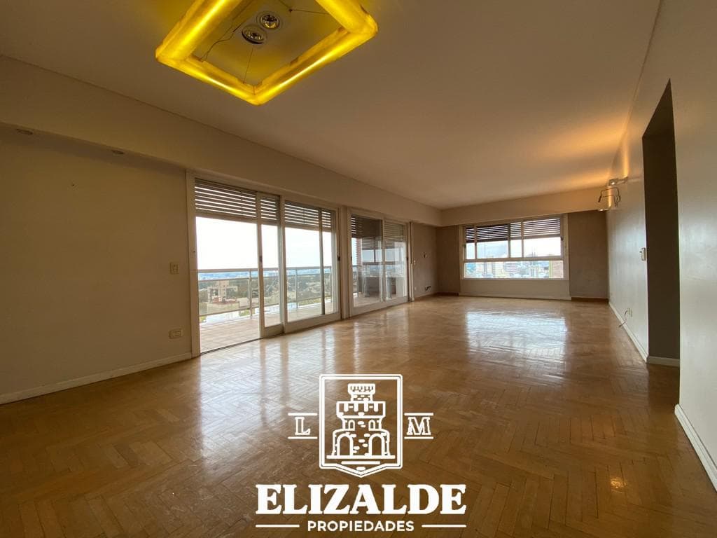 Constitución and Quirno Costa - Bright upper-floor apartment with parking and storage - San Fernando