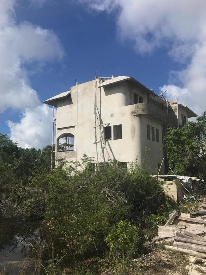 5-Bedroom Home for Pre-Sale with an Eco-Friendly Pool in a Country Club, Cancún