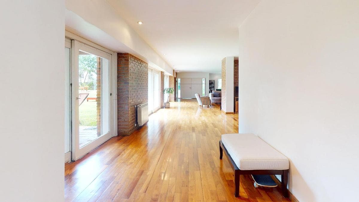 House for sale in Gonnet: 485 between 20th and 21st. Lot size: 30 x 60. 370 m² of floor space. Excellent condition. Pool