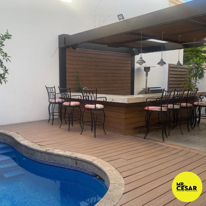 Spacious house for sale in the Compostela residential area