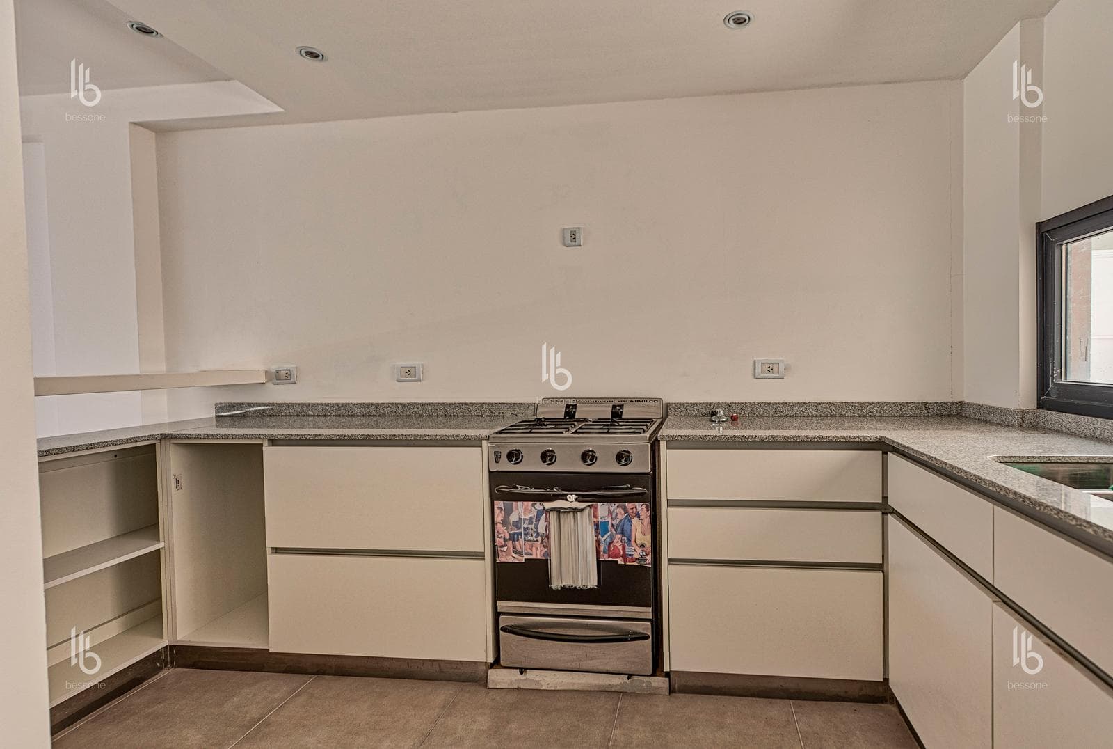 Apartment, double garage, brand new, Mitre Plaza