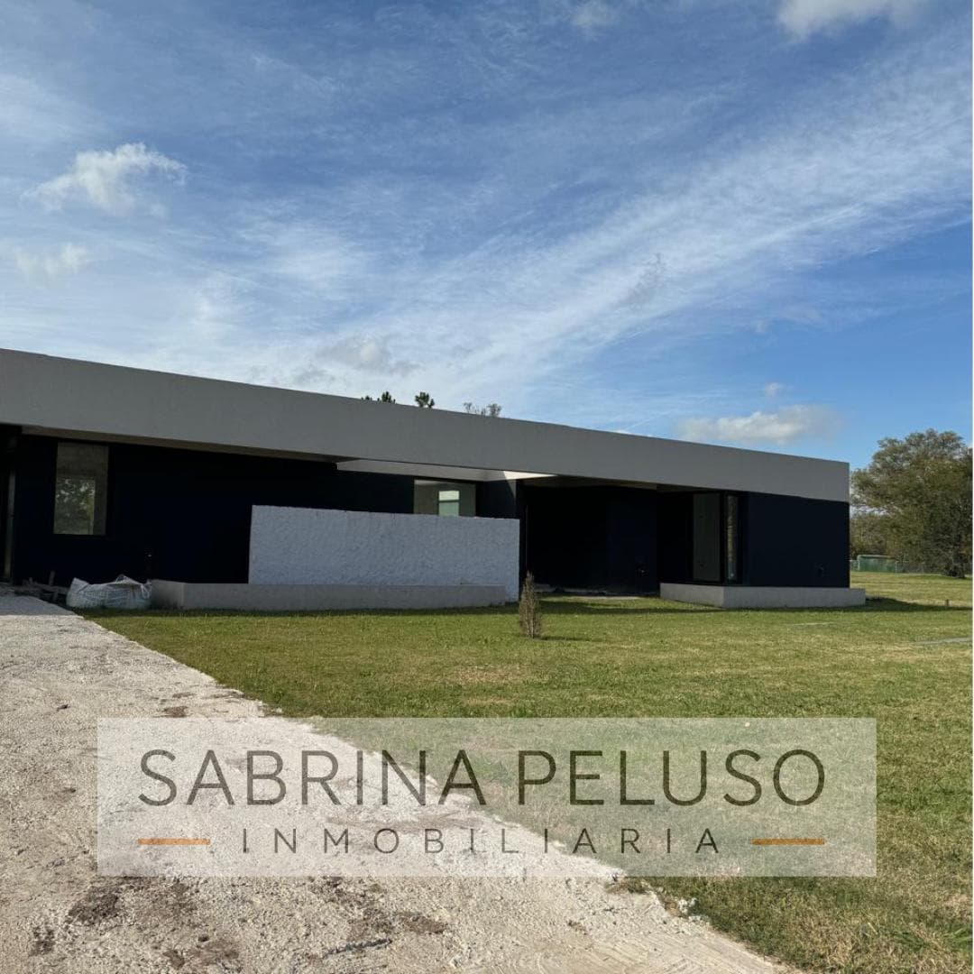 FOR SALE: 4-room house in Club de Campo La Elina, Luján Region