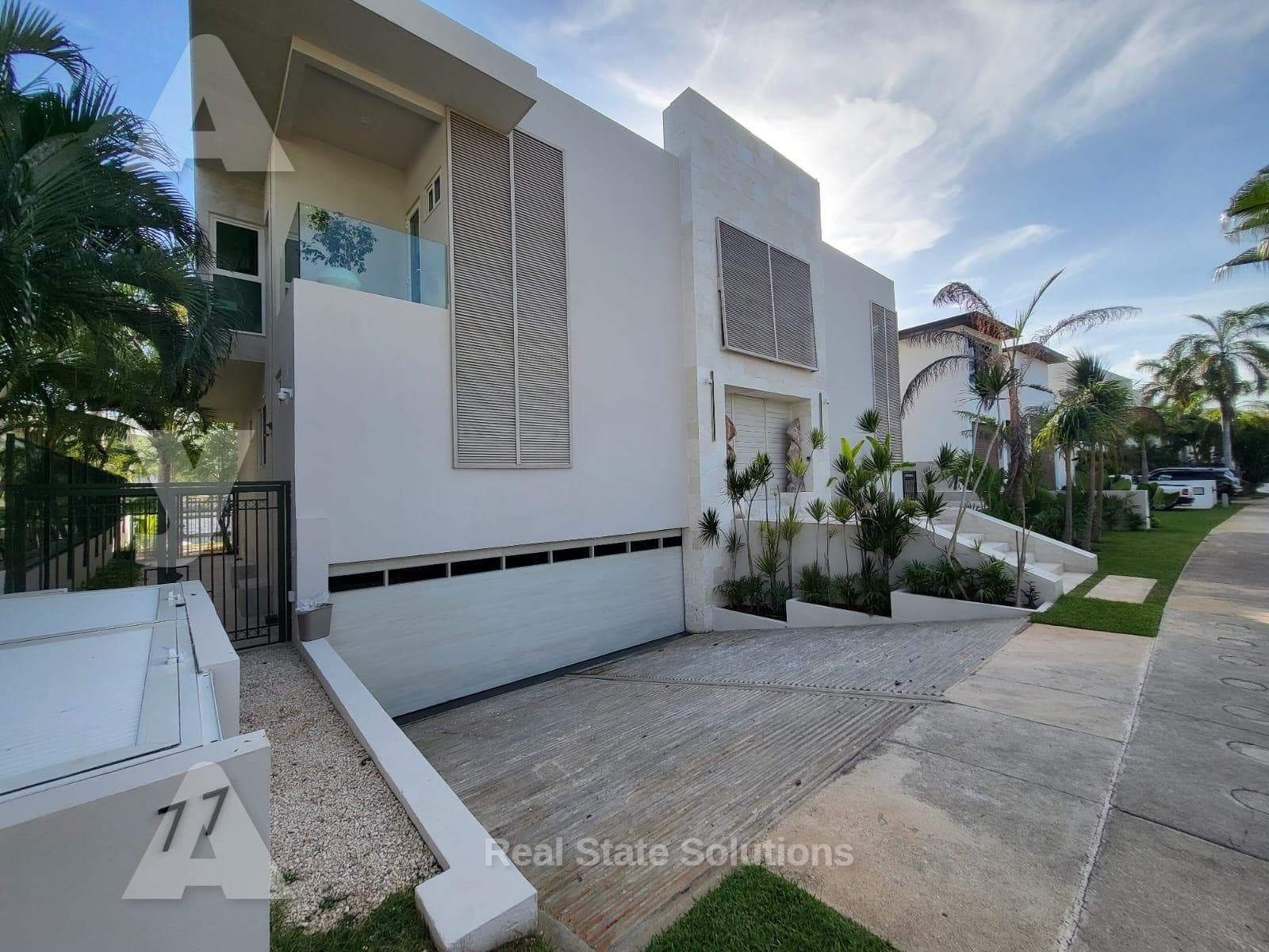 House for Sale, 5 Bedrooms, ELEVATOR, NEWLY REMODELED, FURNISHED, Puerto Cancún.