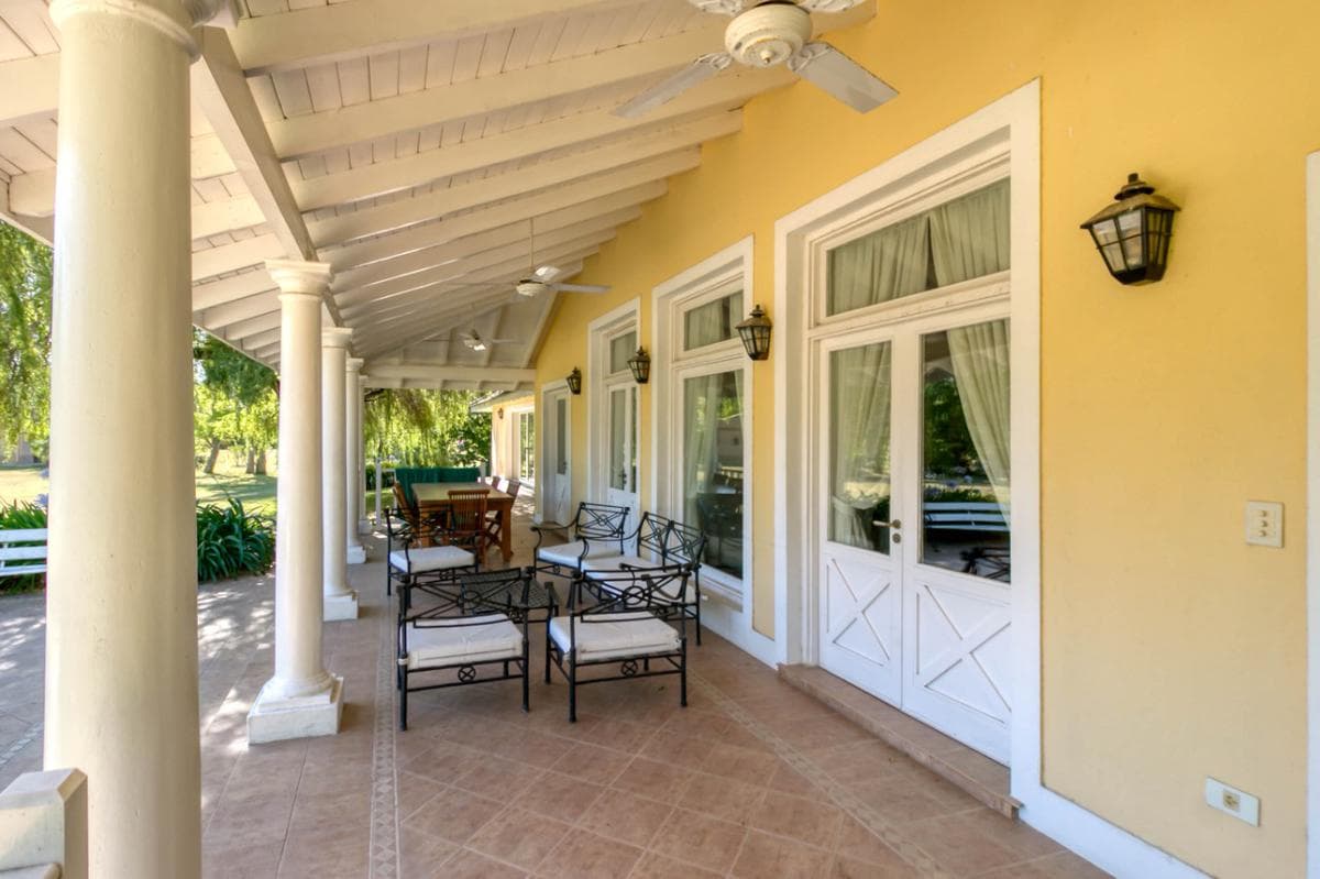 House for sale or rent in the gated community of Campos de Roca I. Lot size: 14,000 m2; floor area: 246 m2.