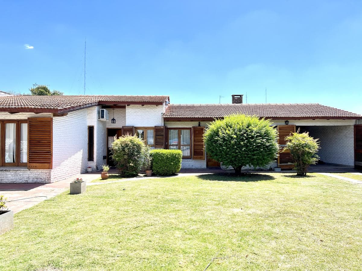 House for Sale - Roque Perez: 4 bedrooms, garden, barbecue area, right in the heart of downtown