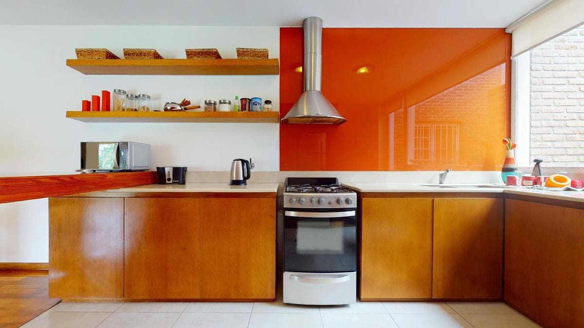 House for sale in Gonnet: 485 between 20th and 21st. Lot size: 30 x 60. 370 m² of floor space. Excellent condition. Pool