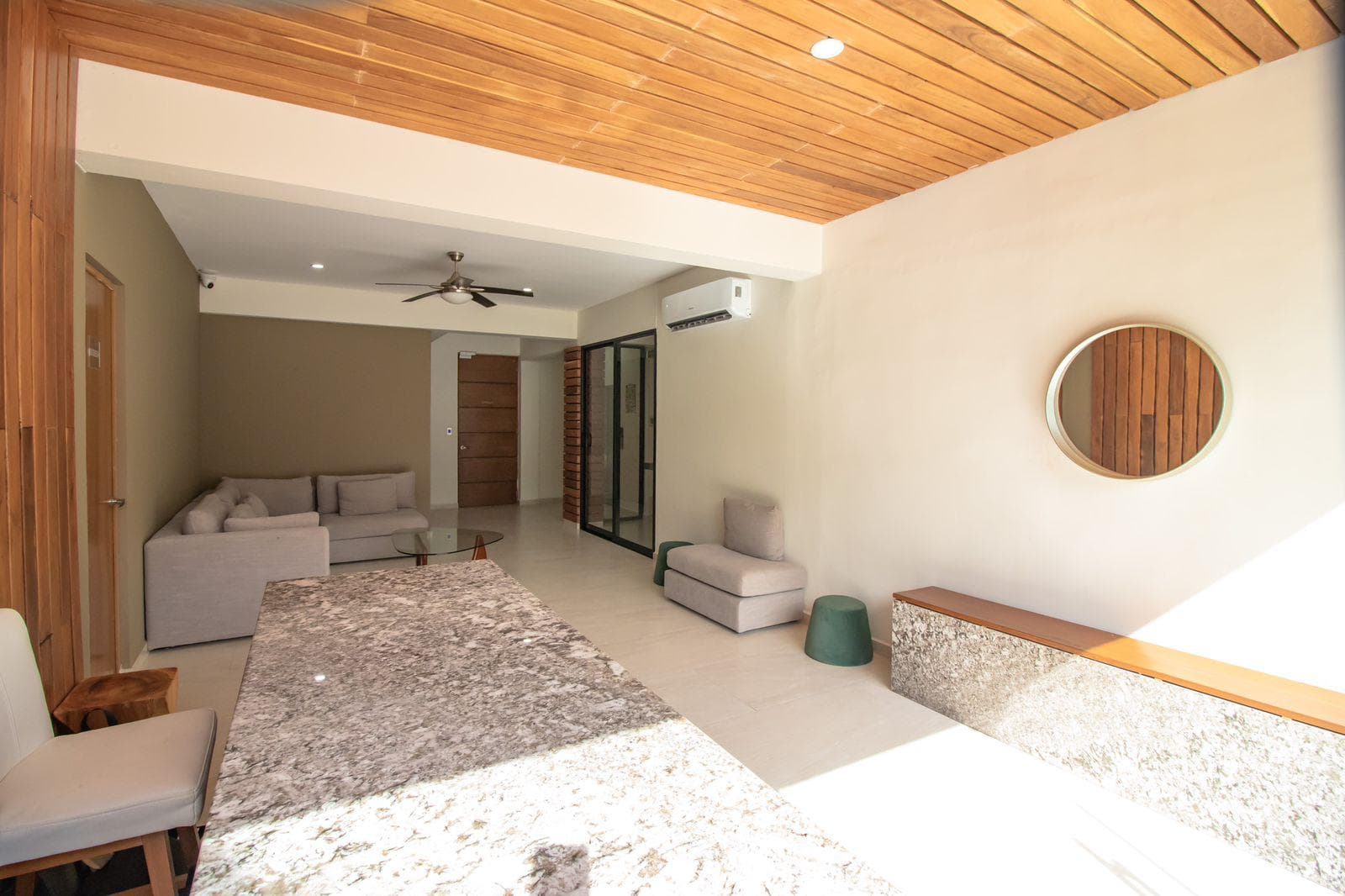 GREAT DEAL: 1-BEDROOM APARTMENT JUST STEPS FROM THE BEACH