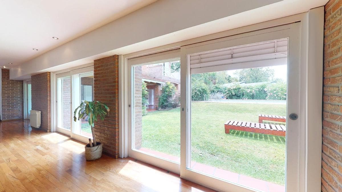 House for sale in Gonnet: 485 between 20th and 21st. Lot size: 30 x 60. 370 m² of floor space. Excellent condition. Pool
