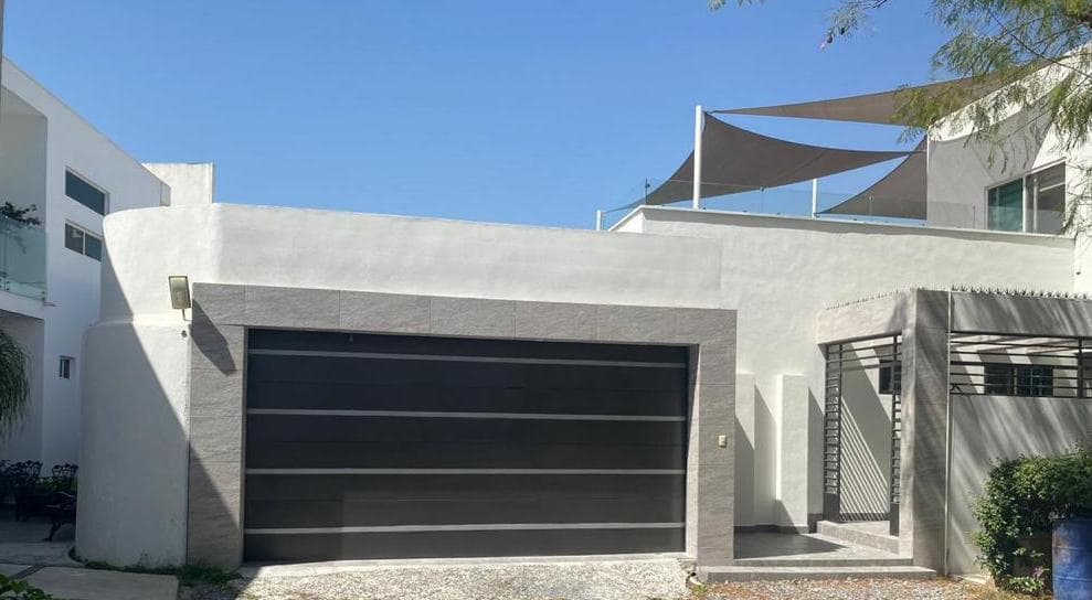 HOUSE FOR SALE ON THE NATIONAL HIGHWAY