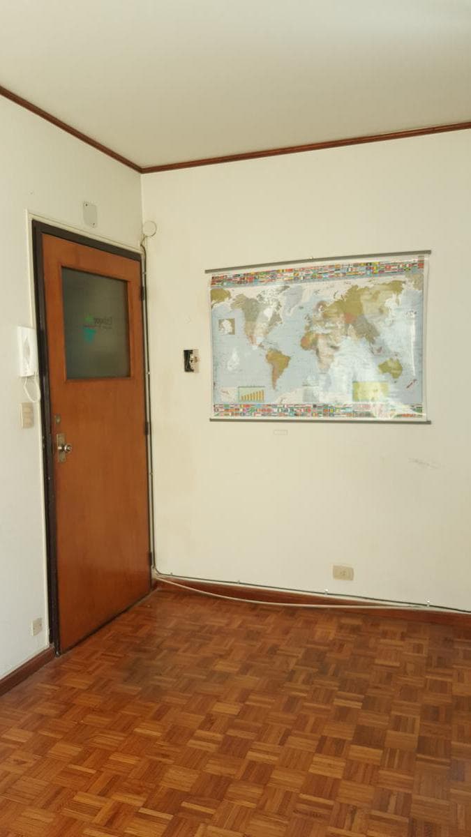 BRIGHT, UPPER-FLOOR OFFICE FOR SALE - SAN NICOLÁS - READY TO USE - SCHOOL OF ECONOMIC SCIENCES