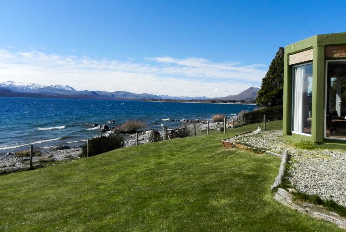 Bo. Las Chacras: House for sale with direct access to Lake Nahuel Huapi