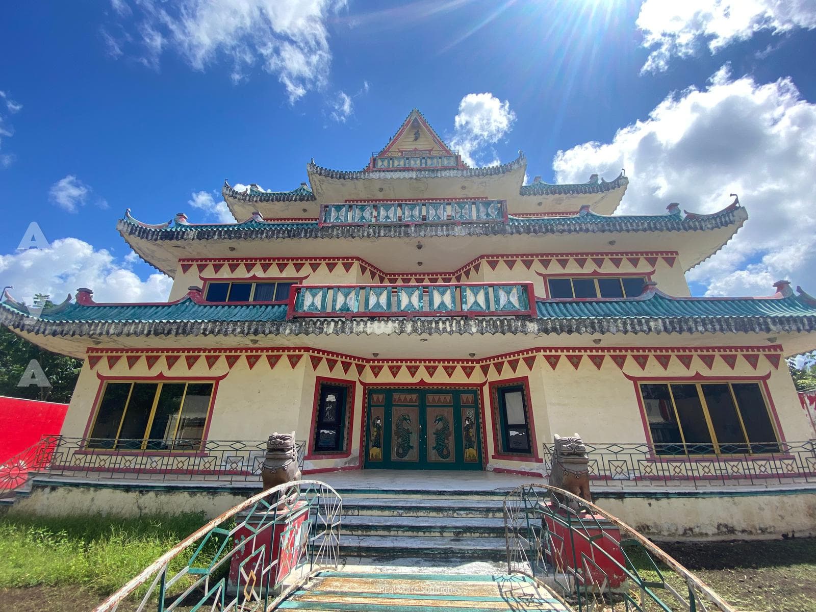 House for Sale, ORIGINAL CHINESE STYLE, 5 Bedrooms, Pool, Basketball Court, Valladolid, Yucatán