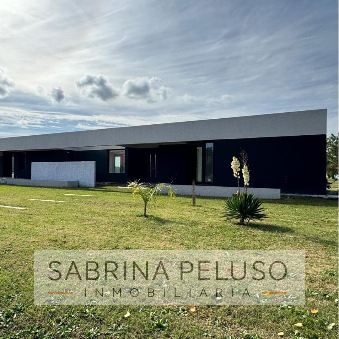 FOR SALE: 4-room house in Club de Campo La Elina, Luján Region