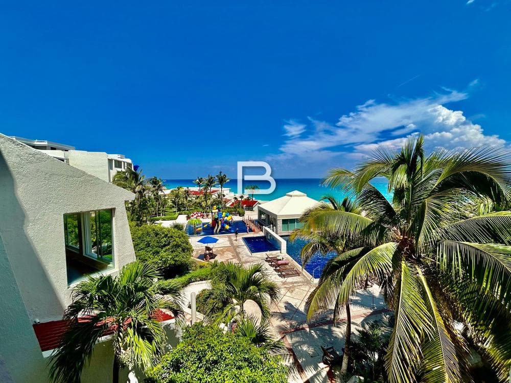 Apartment for Sale in Cancún's Hotel Zone with Beachfront Location