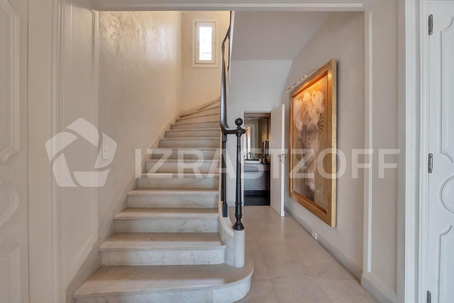 Exceptional triplex with a pool and two parking spaces.