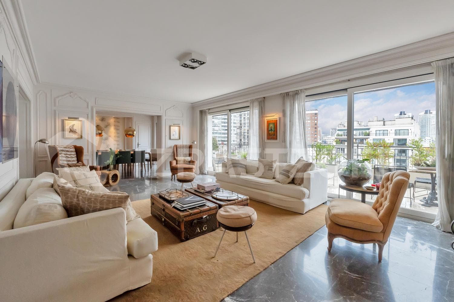 Exceptional triplex with a pool and two parking spaces.