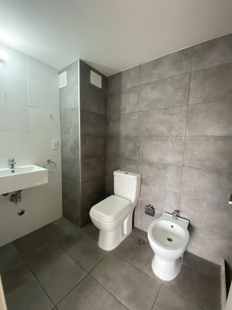 1-Bedroom Apartment for Rent, on a main avenue, building with amenities, Tres Cruces
