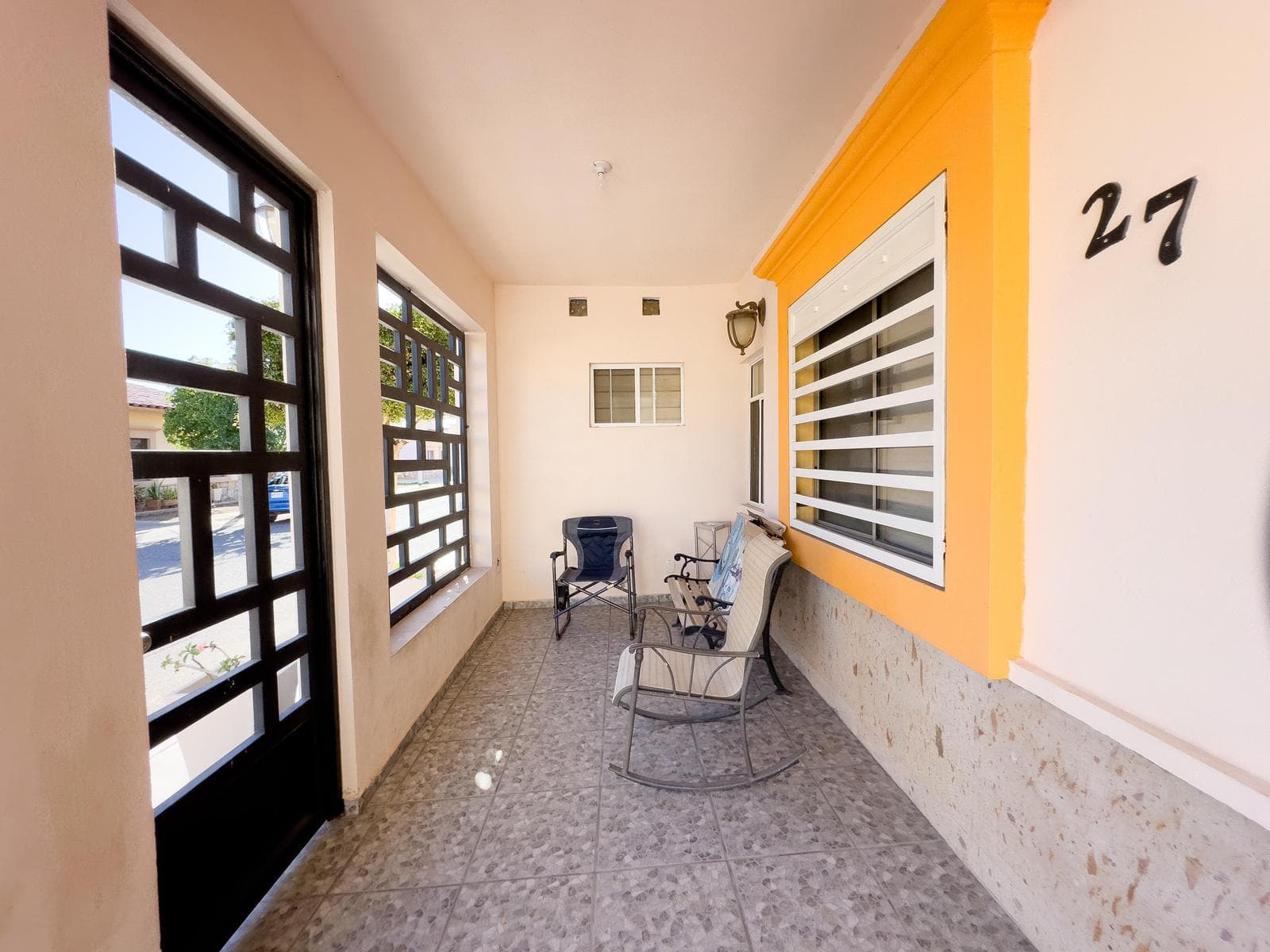 Single-story corner house for sale in El Conquistador