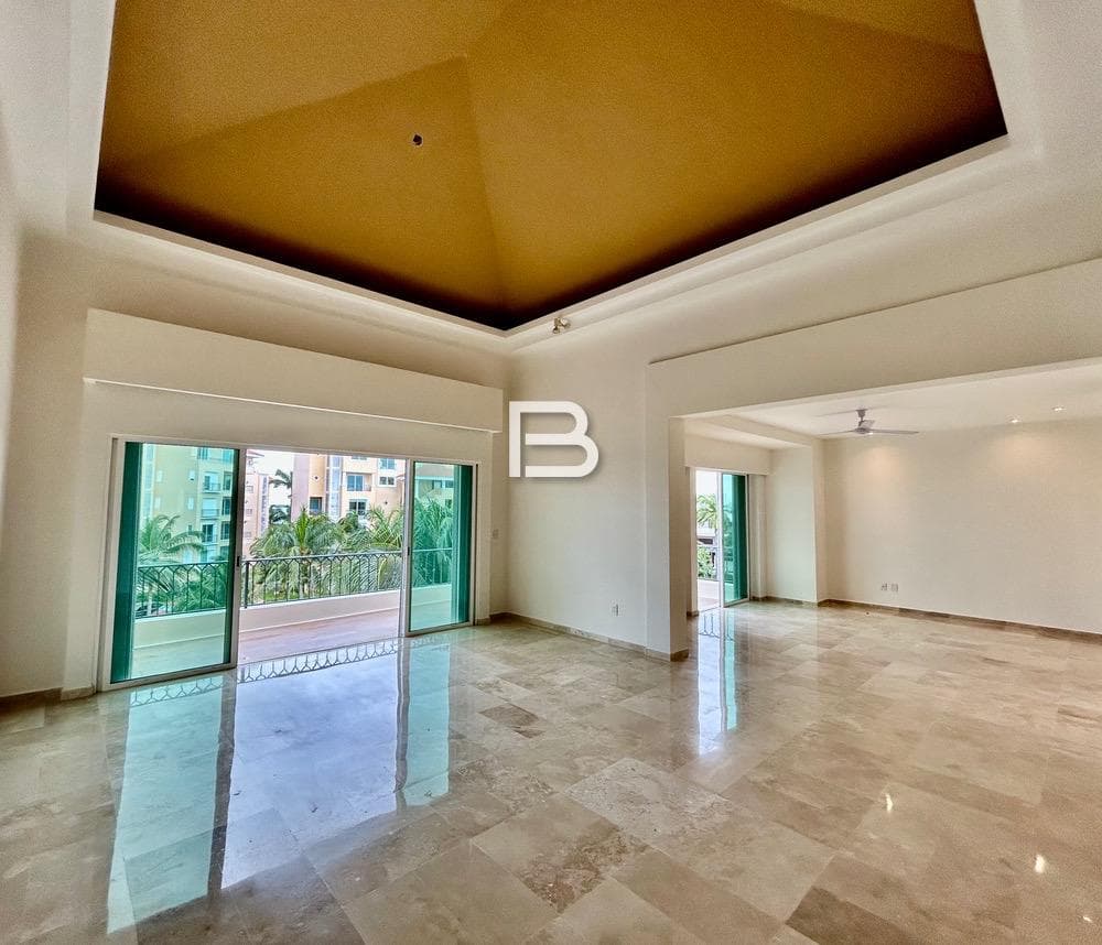 Penthouse with a Dock for Sale in Isla Dorada