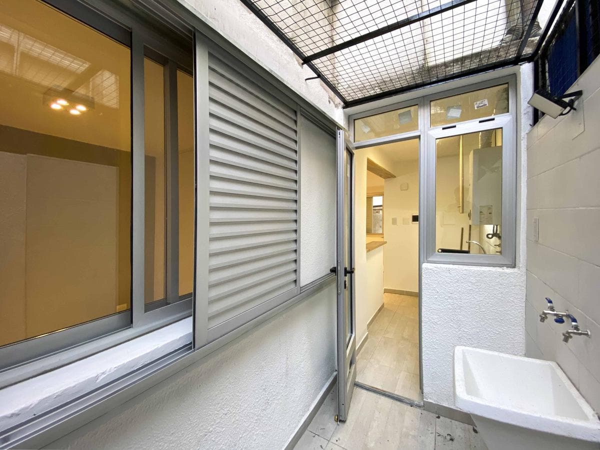 Departamento de pasillo de 1 dormitorio con patio