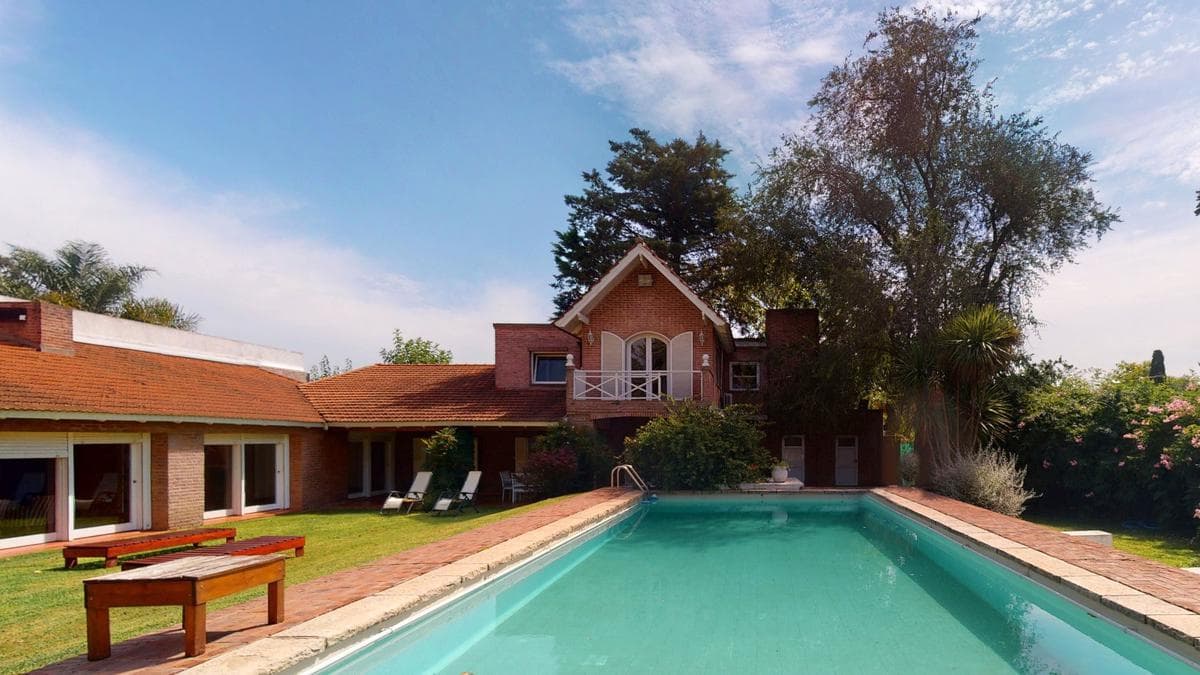 House for sale in Gonnet: 485 between 20th and 21st. Lot size: 30 x 60. 370 m² of floor space. Excellent condition. Pool