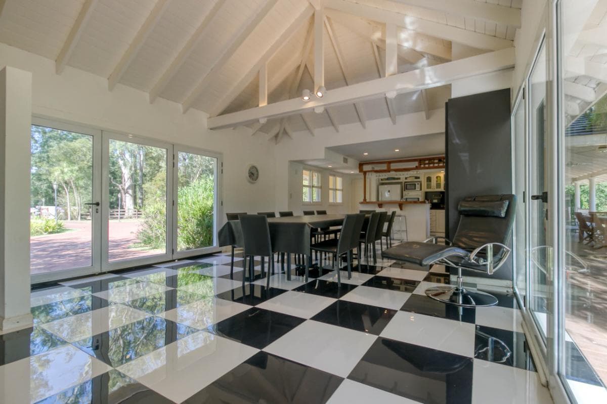 House for sale or rent in the gated community of Campos de Roca I. Lot size: 14,000 m2; floor area: 246 m2.