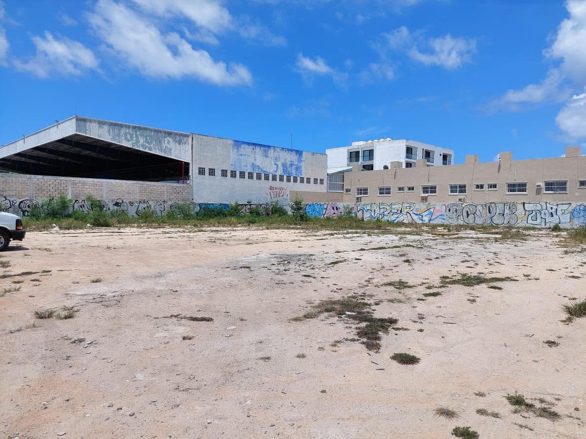 Lot for sale for mixed-use development in downtown Playa del Carmen.