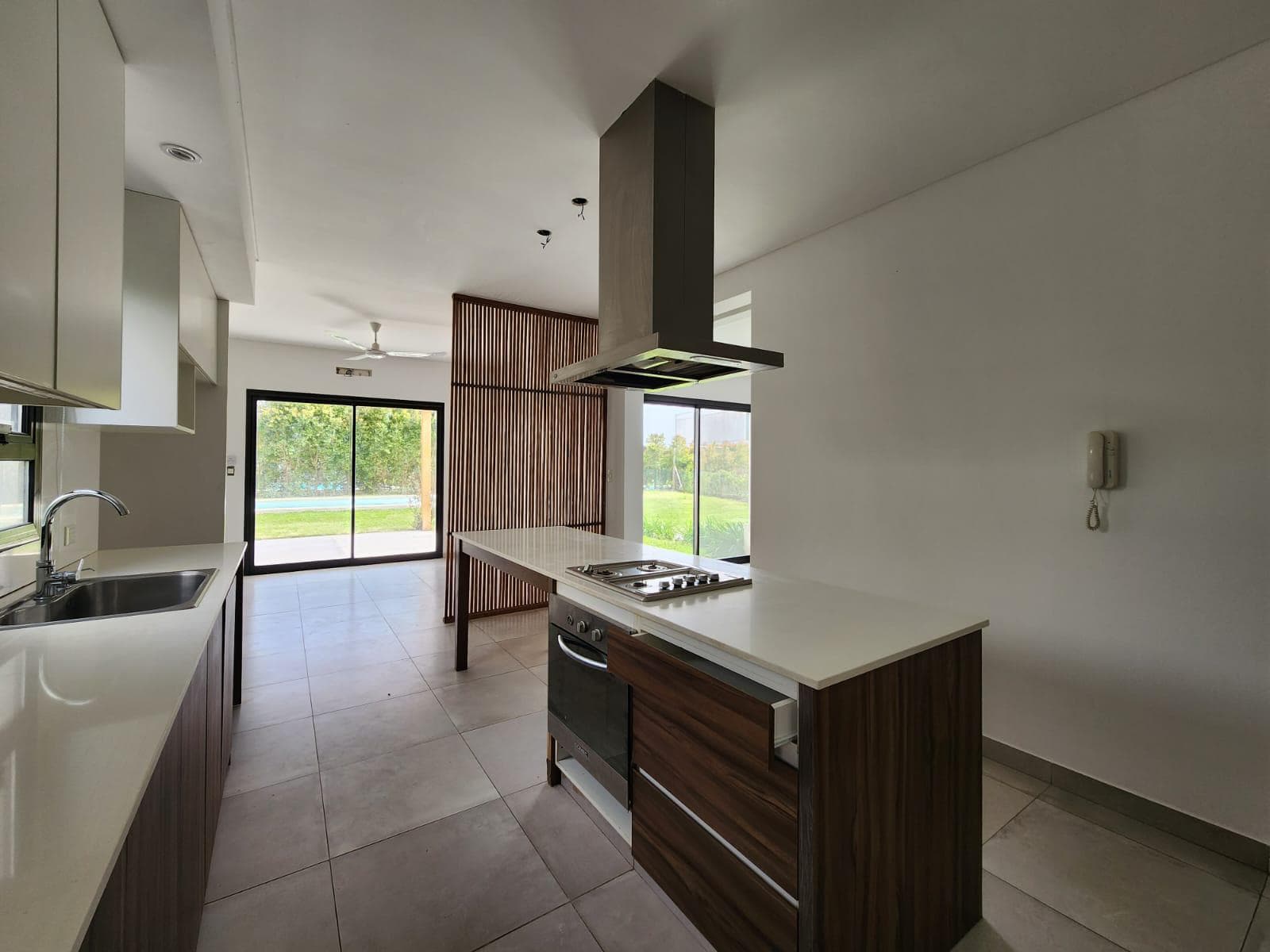 For Sale and Rent: House in Los Castaños, 5 rooms, with a pool, Nordelta, Tigre.