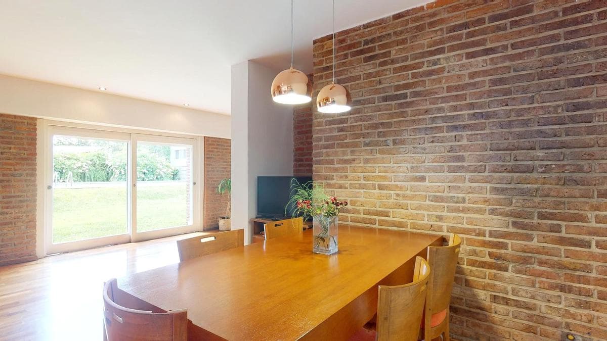 House for sale in Gonnet: 485 between 20th and 21st. Lot size: 30 x 60. 370 m² of floor space. Excellent condition. Pool