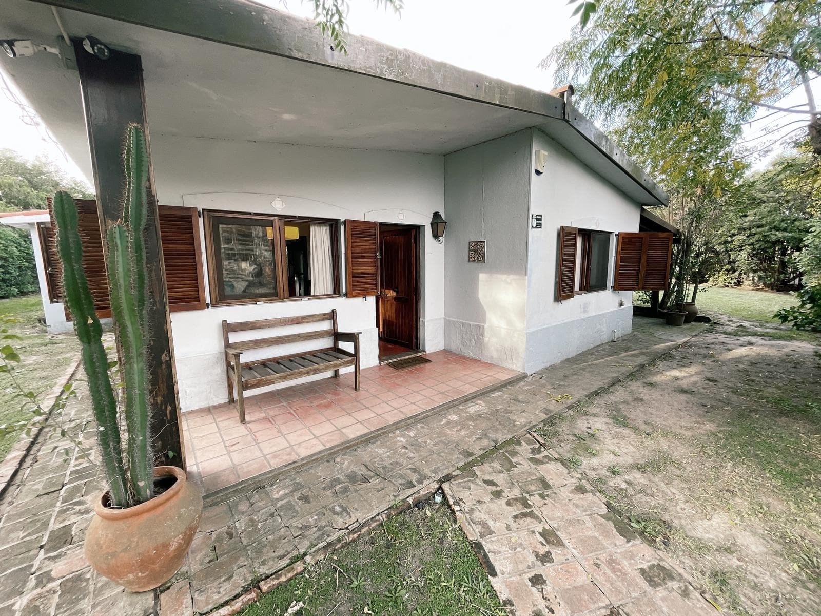 Beautiful property with 2 houses and a spacious garden with a pool