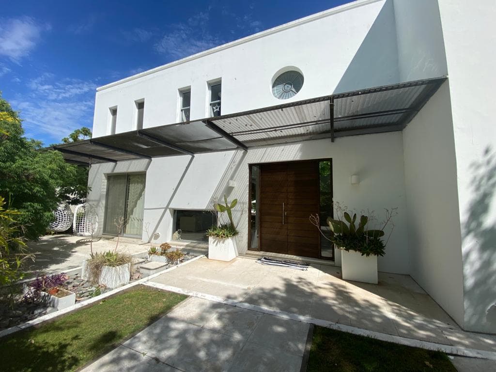 Ayres del Pilar, Panamericana 42.5 km: Short-term rental home, 3 bedrooms, park, and pool